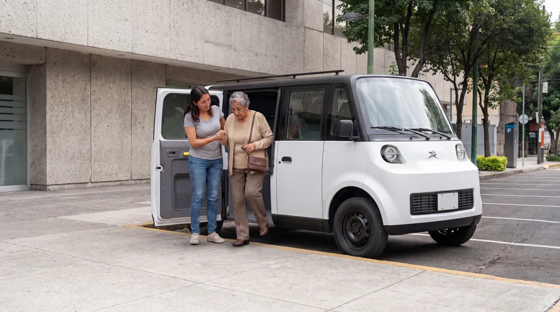 Familia acompañando a los abuelos en el Olinia Uno